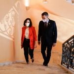 La Moncloa ha resaltado que la OCDE pide la armonización fiscal. En la imagen, la presidenta madrileña, Isabel Díaz Ayuso, y el presidente del Gobierno, Pedro Sánchez