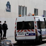 Agentes de policía junto a las antiguas oficinas de "Charlie Hebdo" en la calle Nicolas Appert de París