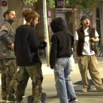 Turistas extranjeros intentan evitar que les graben bebiendo en la calle sin mascarilla ni distancia de seguridad en Barcelona