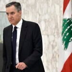 El primer ministro libanés, Mustafa Adib, presenta su dimisión al presidente Michel Aoun