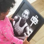 La pequeña Capri con el retrato de su padre