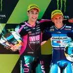 Los pilotos de Moto3, Tony Arbolino (Honda) y Gabriel Rodrigo (Honda), con las polémicas gorras que llevaban la estelada
