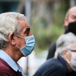 Un hombre con mascarilla