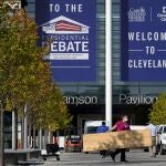Exterior del campus universitario de Cleveland donde se celebrará el primer debate televisivo entre Trump y Biden