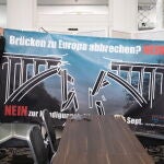 Contrarios a la limitación de la circulación de ciudadanos del espacio Schengen en Suiza colocan un cartel en el hotel Schweizerhof de Berna