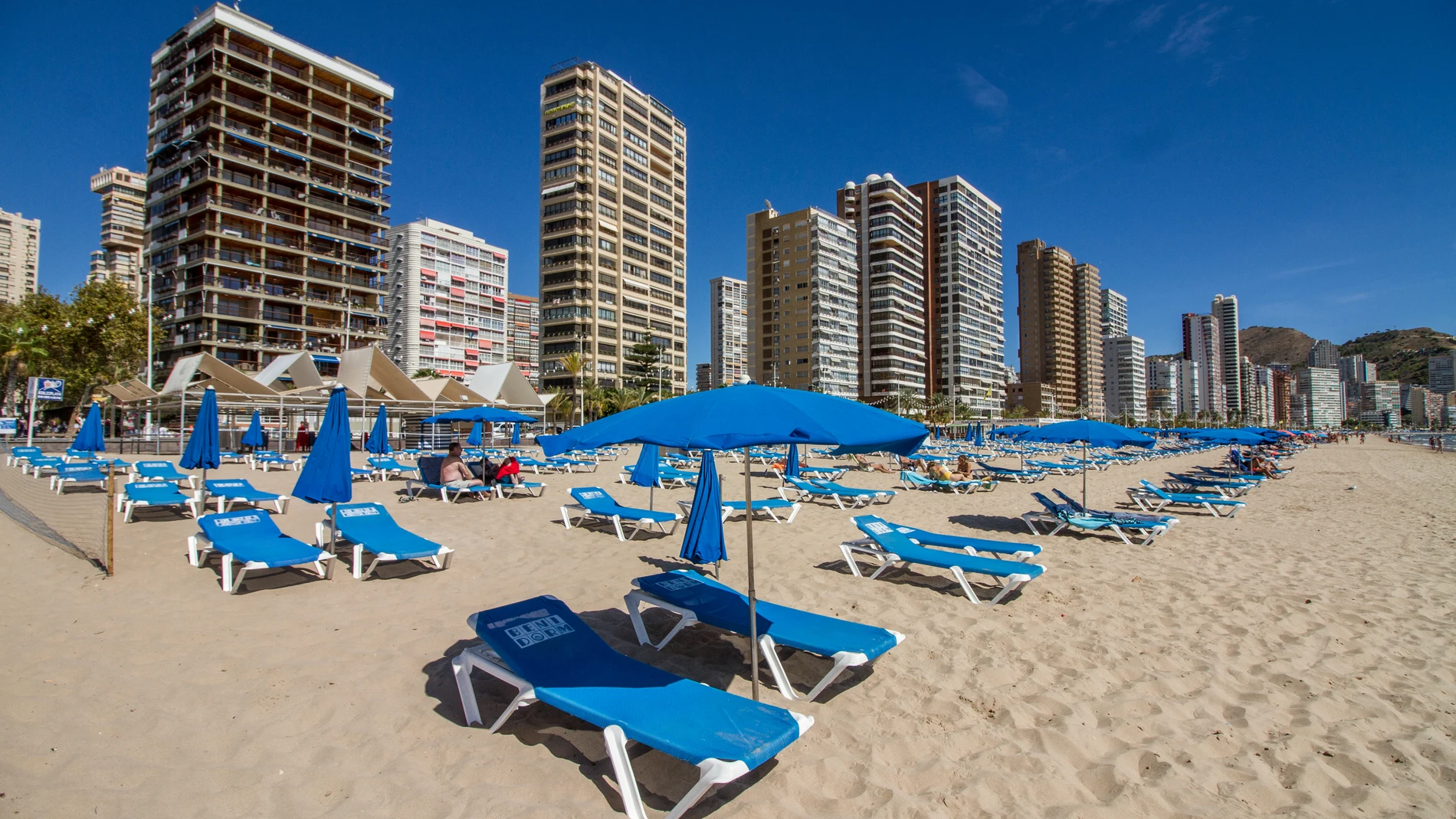 Sombrillas y tumbonas vacías en la Playa de Levante de Benidorm
