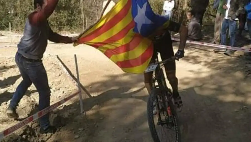Un independentista tira al ciclista Carlos Coloma tras estamparle una estelada en la cara