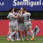 Los jugadores del Athletic Club celebran el gol frente al Eibar durante el partido de la tercera jornada de Primera División disputado este domingo en el campo de Ipurua.