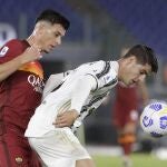 Morata protege la pelota ante un defensa de la Roma