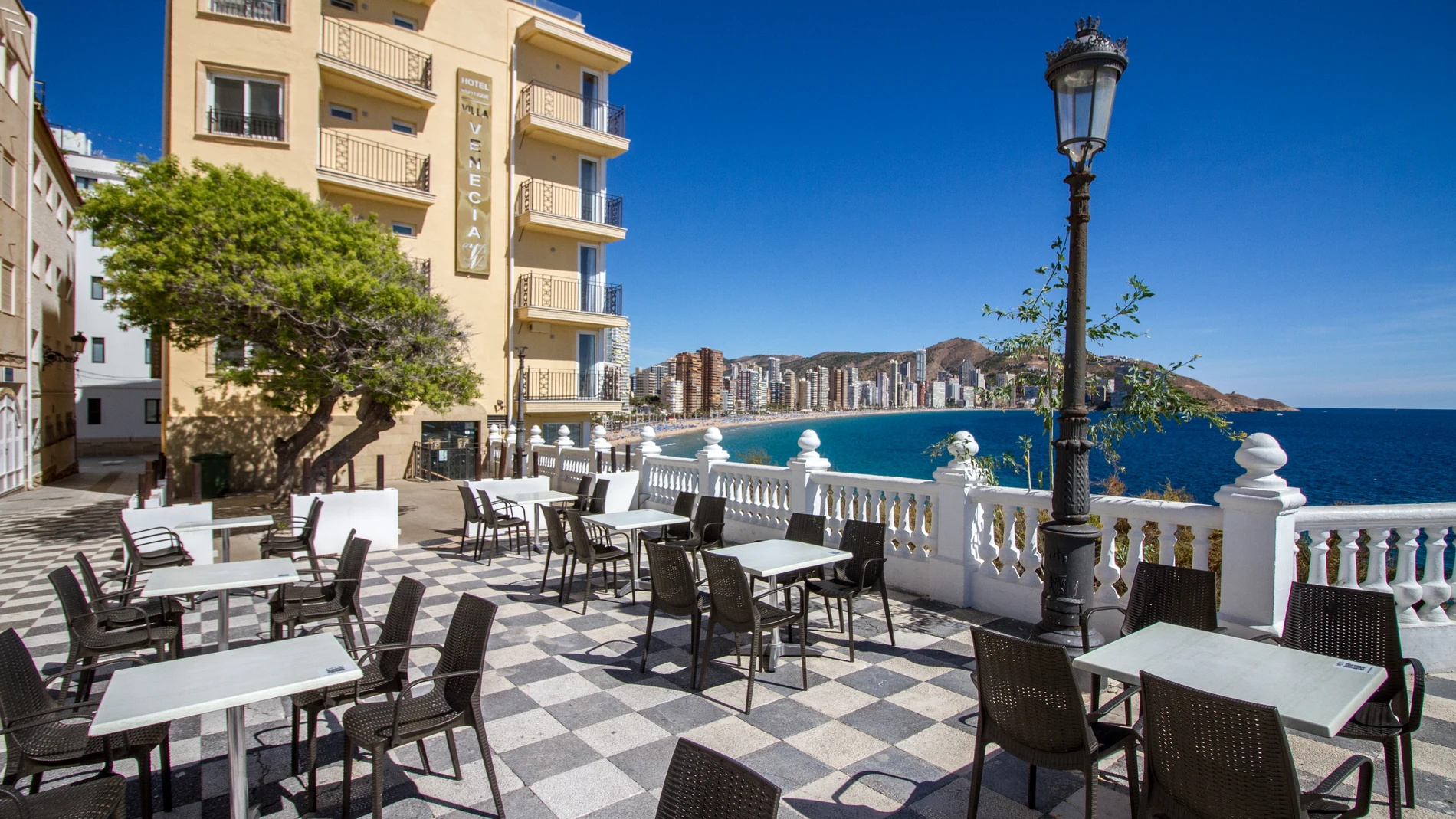 Terraza de una bar vacía en una calle de Benidorm durante el verano de 2020