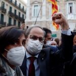 El ya inhabilitado president abandona ayer el Palau con su mujer, Carola Miró