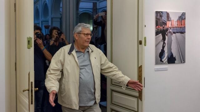 Fotografía de archivo del fotoperiodista de la Agencia Efe Eduardo Abad, durante la exposición antológica de sus fotografías en Sevilla