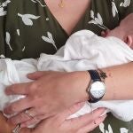 Una madre con un bebé en brazos