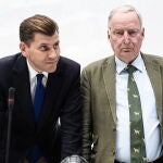 El ex portavoz parlamentario de AfD Christian Lüth (izda.), junto al presidente honorario del partido ultra, Alexander Gauland