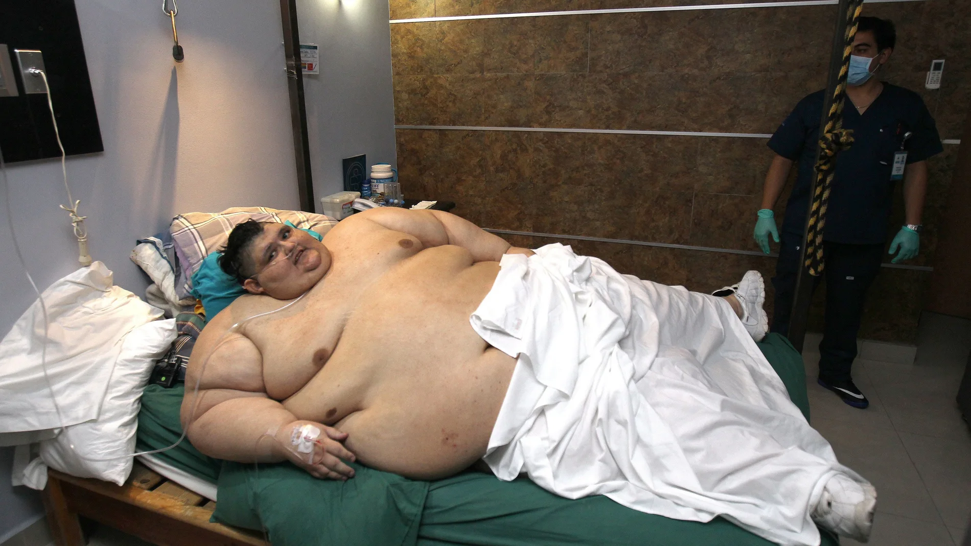 ACOMPAÑA CRÓNICA: MÉXICO COMORBILIDAD MEX7836. GUADALAJARA (MÉXICO), 28/09/2020.- Fotografía fechada el 25 de septiembre de 2017, que muestra a Juan Pedro Franco, en la ciudad de Guadalajara estado de Jalisco (México). Hace tres años, el mexicano Juan Pedro Franco obtuvo un récord Guinness. Fue el ser humano más gordo del mundo, al dar casi 600 kilos en la báscula. Hoy, tres años después, puede contar cómo sobrevivió a sus comorbilidades y, todavía más sorprendente, a la COVID-19. EFE/Ulises Ruiz Basurto