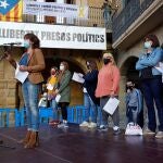 La alcaldesa de Vic, Anna Erra (i), ofrece un discurso durante una protesta convocada por ANC y CDR.