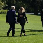 El presidente Trump y la primera dama Melania se dirigen al helicóptero para volar a la base aérea para volar a Cleveland para el primer debate televisivo