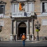 Un hombre envuelto en una estelada frente al Palau de la Generalitat