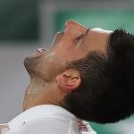 Novak Djokovic en un partido de Roland Garros