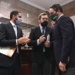 El diputado de Vox, Ignacio Garriga, el portavoz de Vox en el Congreso de los Diputados, Iván Espinosa de los Monteros, el diputado y secretario general de Vox, Javier Ortega Smith y el presidente de VOX, Santiago Abascal, durante el registro de una moción de censura contra Pedro Sánchez