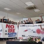 Imagen del encierro de los delegados de los comités de empresas de Alestis San Pablo, Aerópolis y servicios centrales, en estas últimas dependencias