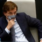 El alcalde de Madrid, José Luis Martínez-Almeida, durante el pleno del Ayuntamiento celebrado este martes
