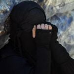 Una mujer con niqab en el campamento de familiares de milicianos de Estado Islámico en Al Hol, en Siria29/09/2020