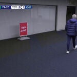 José Mourinho, camino del vestuario a buscar a Eric Dier.