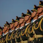 Soldados del Ejército de Liberación Popular participan en la ofrenda floral ante el Monumento a los Héroes del Pueblo