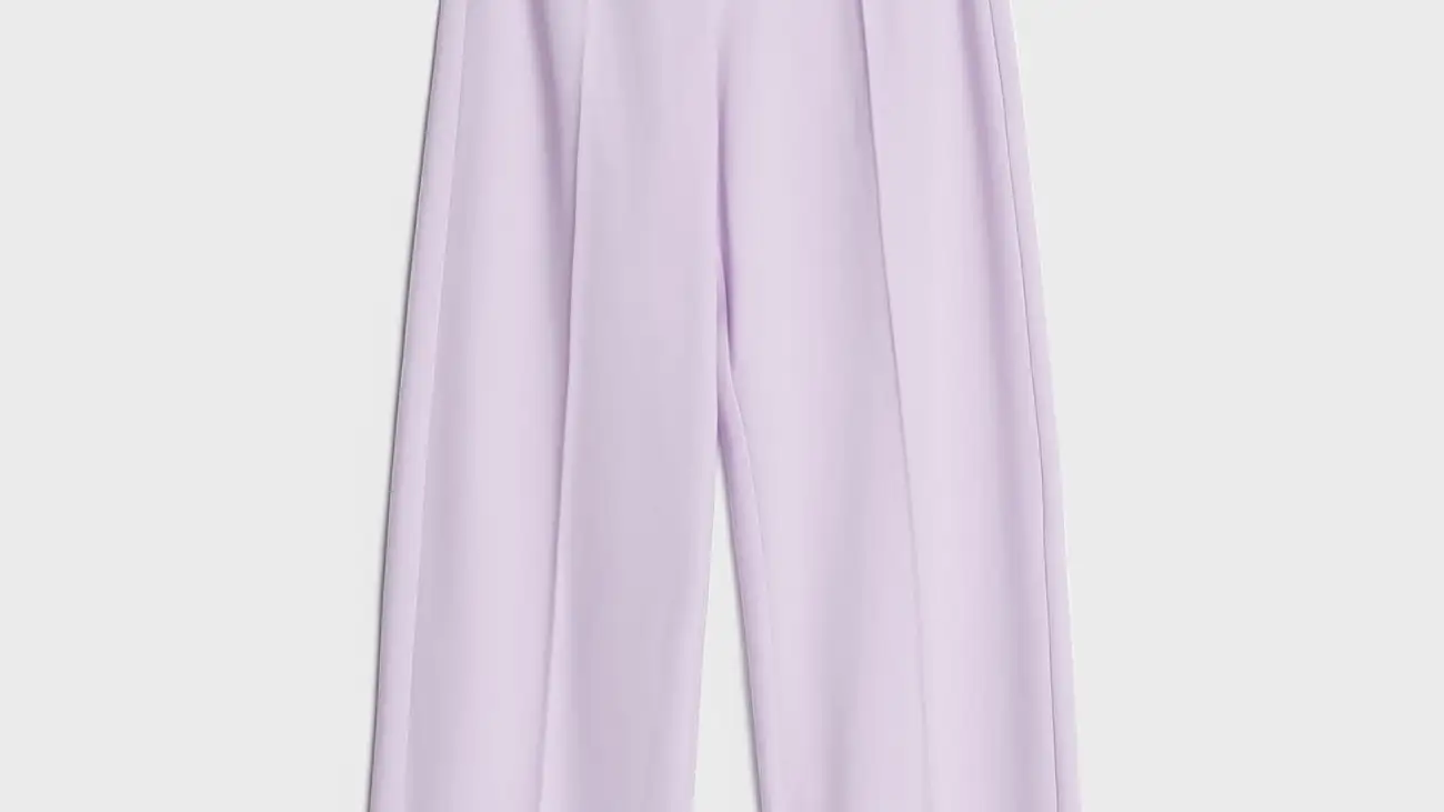 Pantalón de pinzas lila.