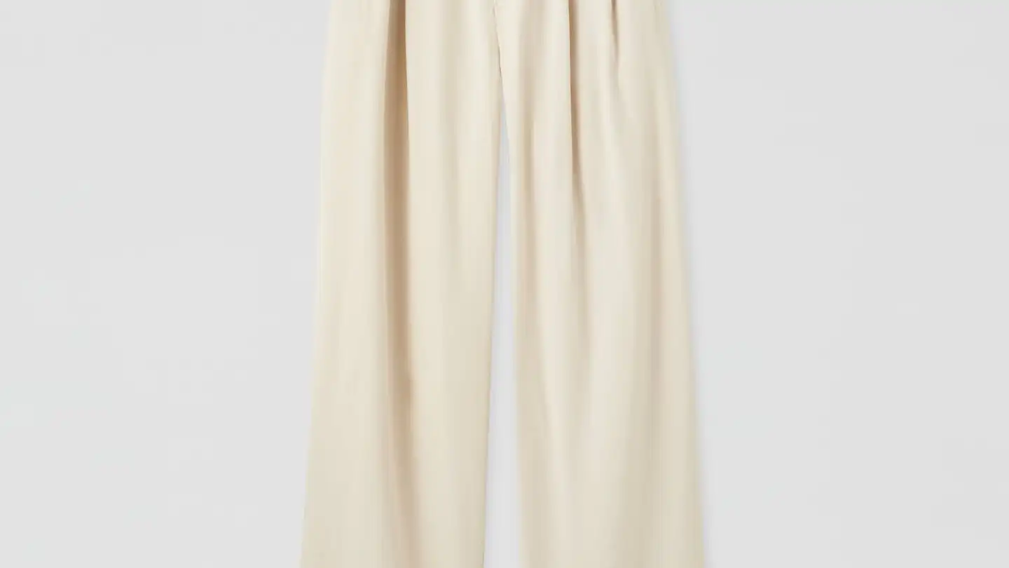 Pantalón de pinzas beige.