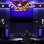 El presidente de EE.UU, Donald J. Trump y el candidato demócrata Joe Biden. EFE/JIM LO SCALZO