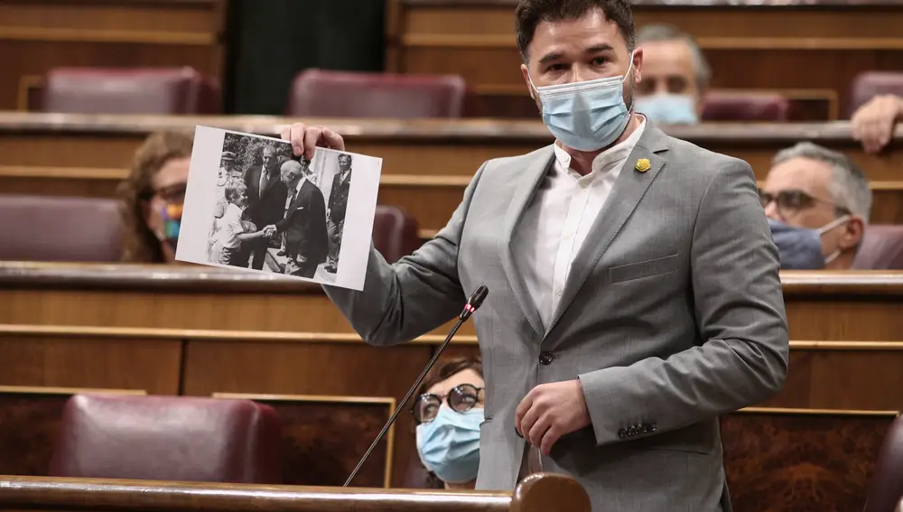 El portavoz parlamentario de ERC, Gabriel Rufián, muestra una fotografía durante su intervención en una nueva sesión de control al gobierno en el Congreso de los Diputados, en Madrid, (España), a 30 de septiembre de 2020. En esta sesión los populares llevan una interpelación al Gobierno para que se pronuncie sobre los "ataques" al Rey y la estrategia de "miembros del Gobierno" de Unidas Podemos para "debilitar las instituciones" del Estado.30 SEPTIEMBRE 2020;MADRID;CONGRESO;GOBIERNO;PEDRO SÁNCHEZ;PABLO IGLESIASEUROPA PRESS/E. Parra. POOL30/09/2020