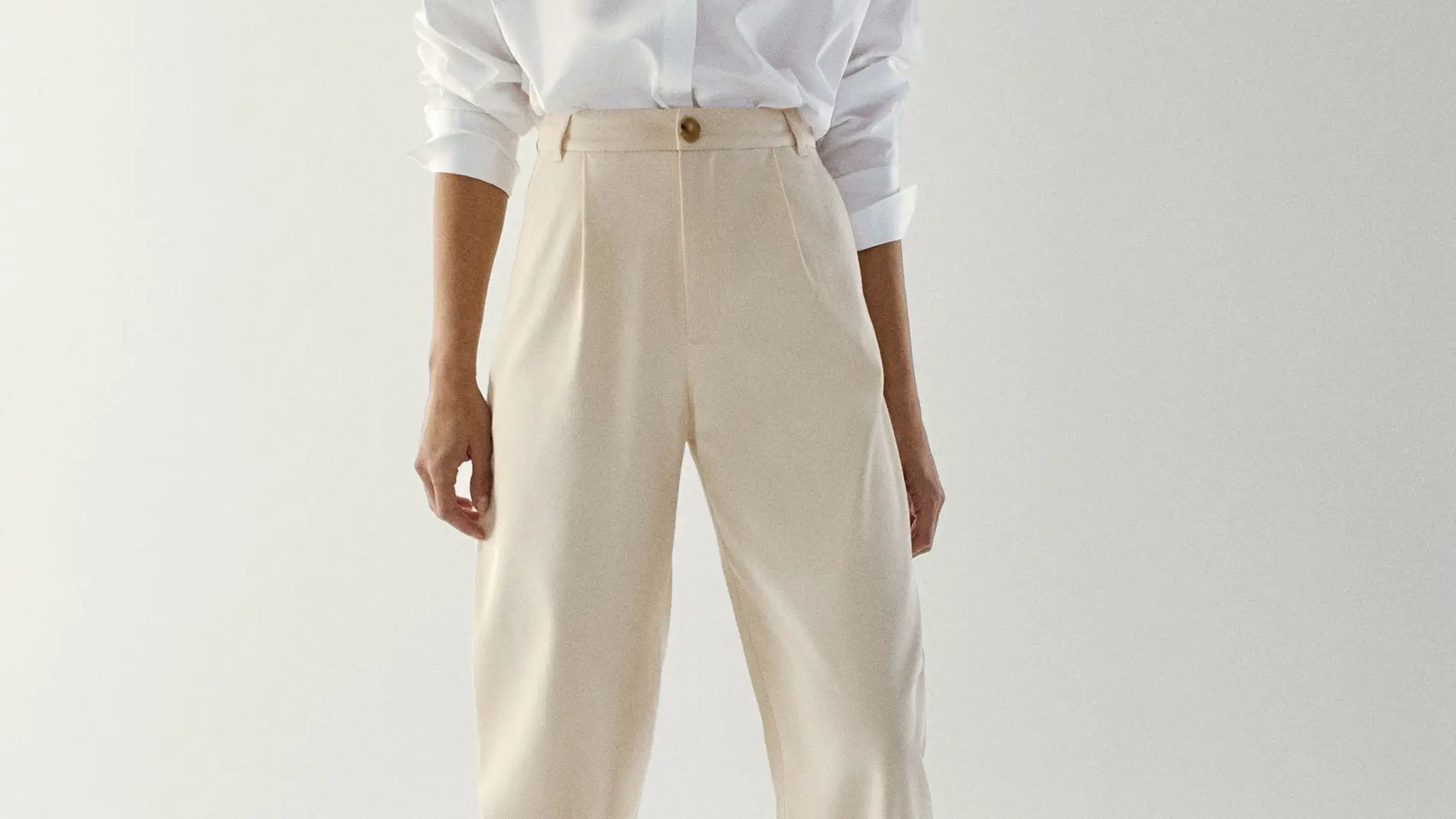 Pantalón de pinzas beige.