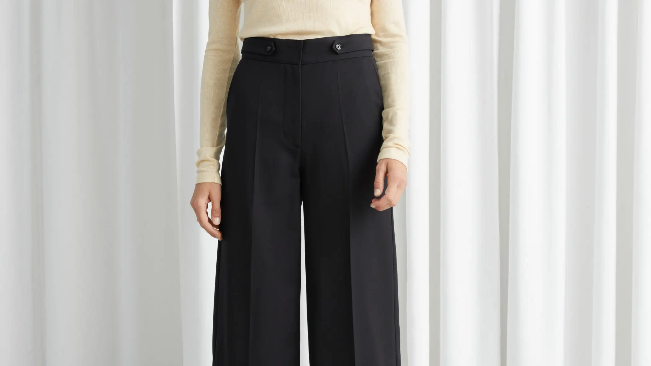 Pantalón de pinzas negro.