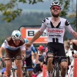 Marc Hirschi entra vencedor en la meta por delante de Cosnefroy