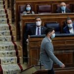 El portavoz de ERC, Gabriel Rufián, pasa ante el presidente del Gobierno, Pedro Sánchez y el vicepresidente segundo, Pablo Iglesias, en el Congreso