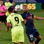 Luis Su&aacute;rez pelea por un bal&oacute;n con Jorge Pulido