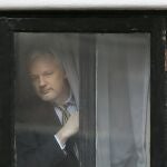 El fundador de WikiLeaks, Julian Assange, desde una ventana mientras se escondía en la Embajada de Ecuador en Londres