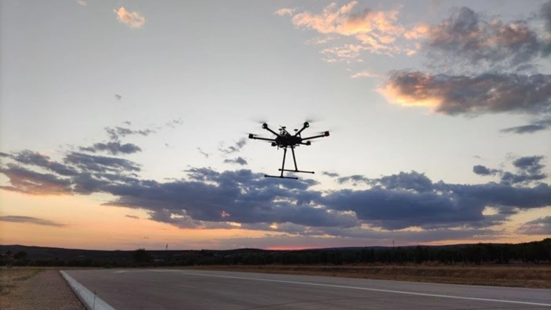 Foto de archivo de un dron en vuelo