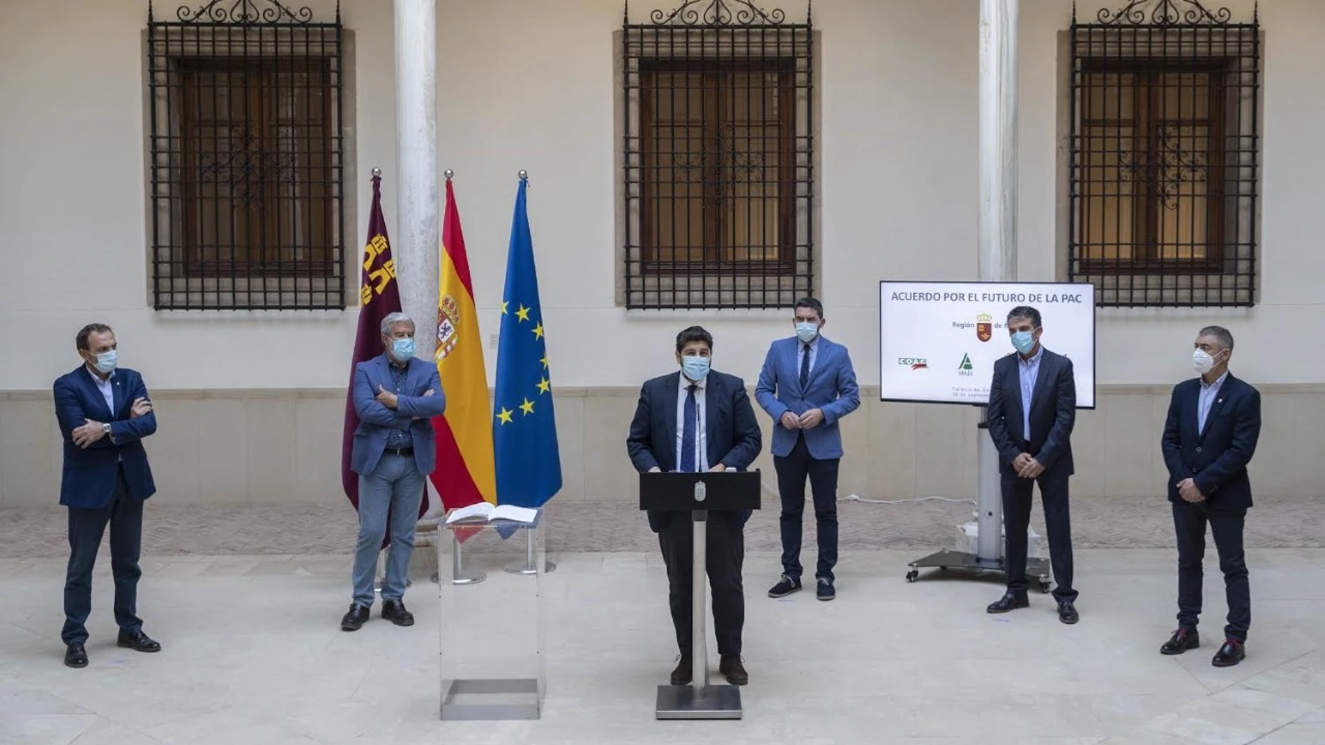 López Miras preside la firma del acuerdo con el sector agrario ante la negociación de la PAC