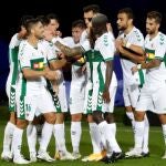 Los jugadores del Elche celebran un gol.