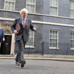 El "premier" británico, Boris Johnson, abandona su residencia oficial del número 10 de Dowining Street