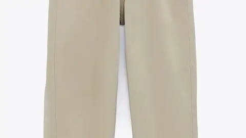 Pantalón de pinzas de Zara.