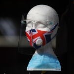 Un maniquí con una mascarilla de la bandera británica y una pantalla protectora contra covid-19