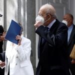 El ex magistrado del Tribunal Constitucional Fernando Valdés (c), investigado por maltrato a su mujer, tras delcarar en el Supremo el pasado uno de octubre