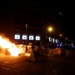 GRAF3858. BARCELONA, 01/10/2020.- Varios contenedores incendiados durante la concentración convocada por los Comités de Defensa de la República (CDR) en la plaza Sant Jaume de Barcelona, con motivo del tercer aniversario del 1-O. EFE/Marta Pérez