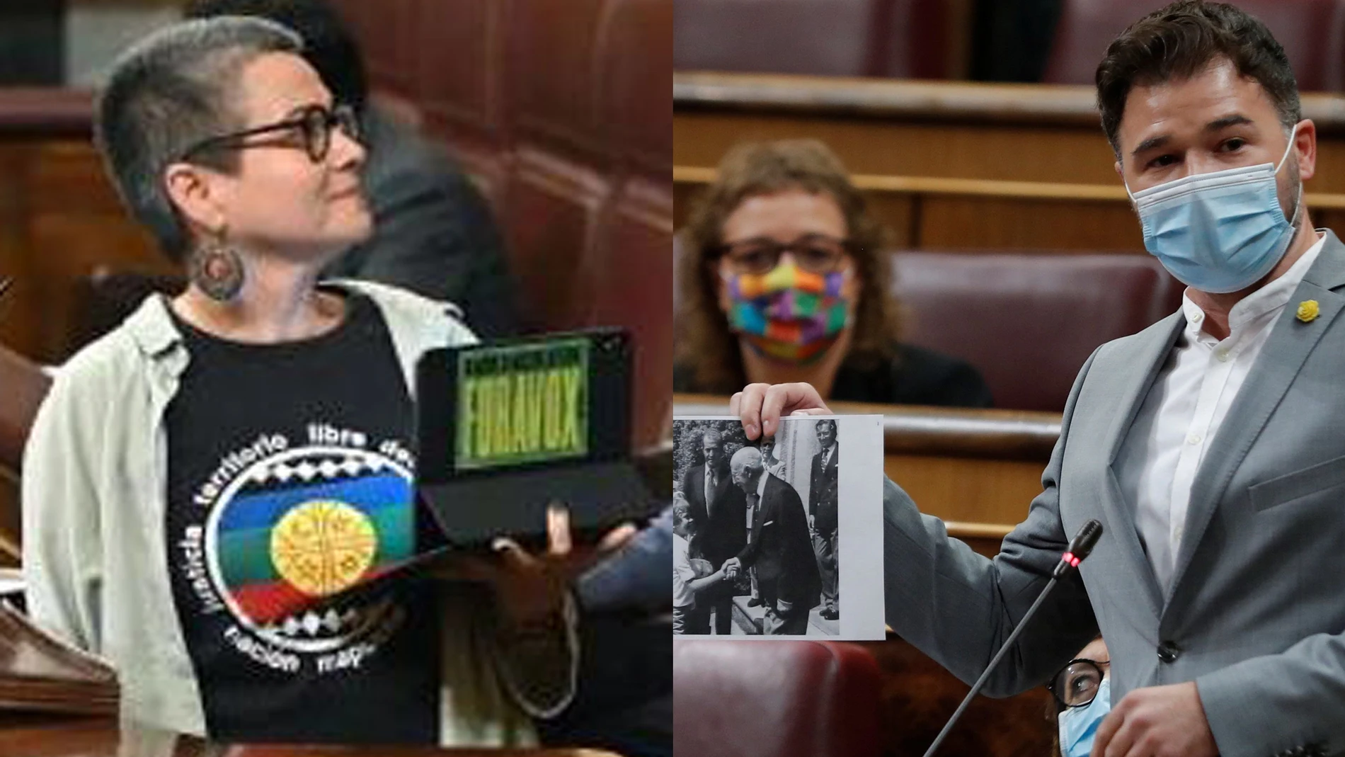 A la izquierda, la diputada María Carvalho, exhibiendo una pegatina en la que se puede leer "Fora Vox". A la derecha, Gabriel Rufián porta una imagen del Rey de niño saludando a Franco