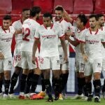 Los jugadores del Sevilla celebran un gol.