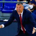 El entrenador del Barça, el lituano Sarunas Jasikevicius, durante el primer partido de la fase regular de la EuroLiga